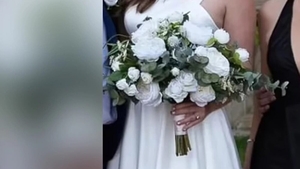 A ajuns de râsul lumii! Cum s-a îmbrăcat "soacra mare" la nunta fiului ei. Invitații au crezut că nu văd bine