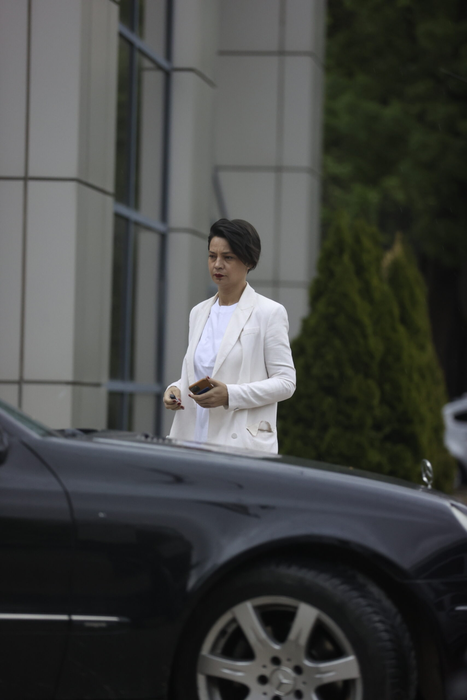 Maria Dinulescu se îndreaptă către mașina ei din parcare (Foto: CANCAN.RO)