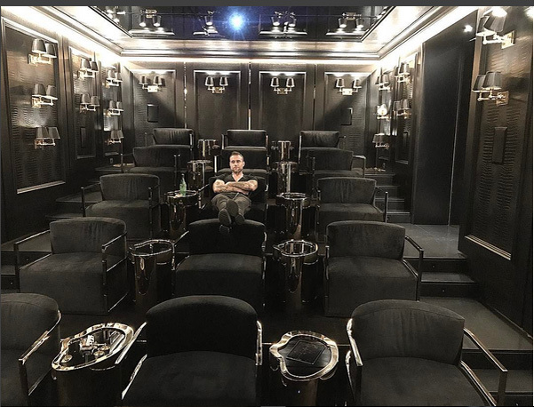 Imagini fabuloase cu cea mai nouă proprietate a designerului Philipp Plein. Castel de 27.000.000 $ pentru celebrul logodnic al româncei Andreea Sasu!