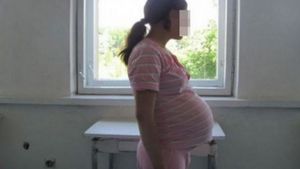 Incredibil! Povestea fetei de 13 ani, însărcinată cu un băiat de 10 ani