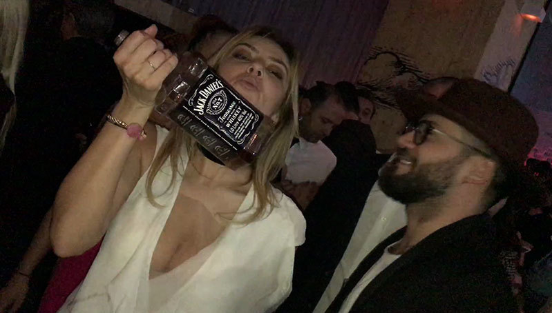 Roxana a băut inclusiv whisky la petrecere