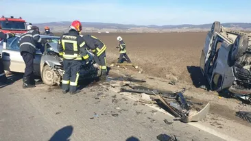 Accident grav în Brașov! Un microbuz cu 10 pasageri, între care și copii, s-a ciocnit cu un autoturism