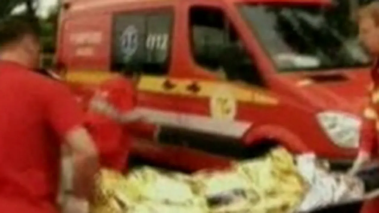 VIDEO Voia sa isi puna cea mai tare poza pe un site de socializare! Un elev din Iasi s-a electrocutat in timp ce se urcase pe un vagon sa-si faca o poza