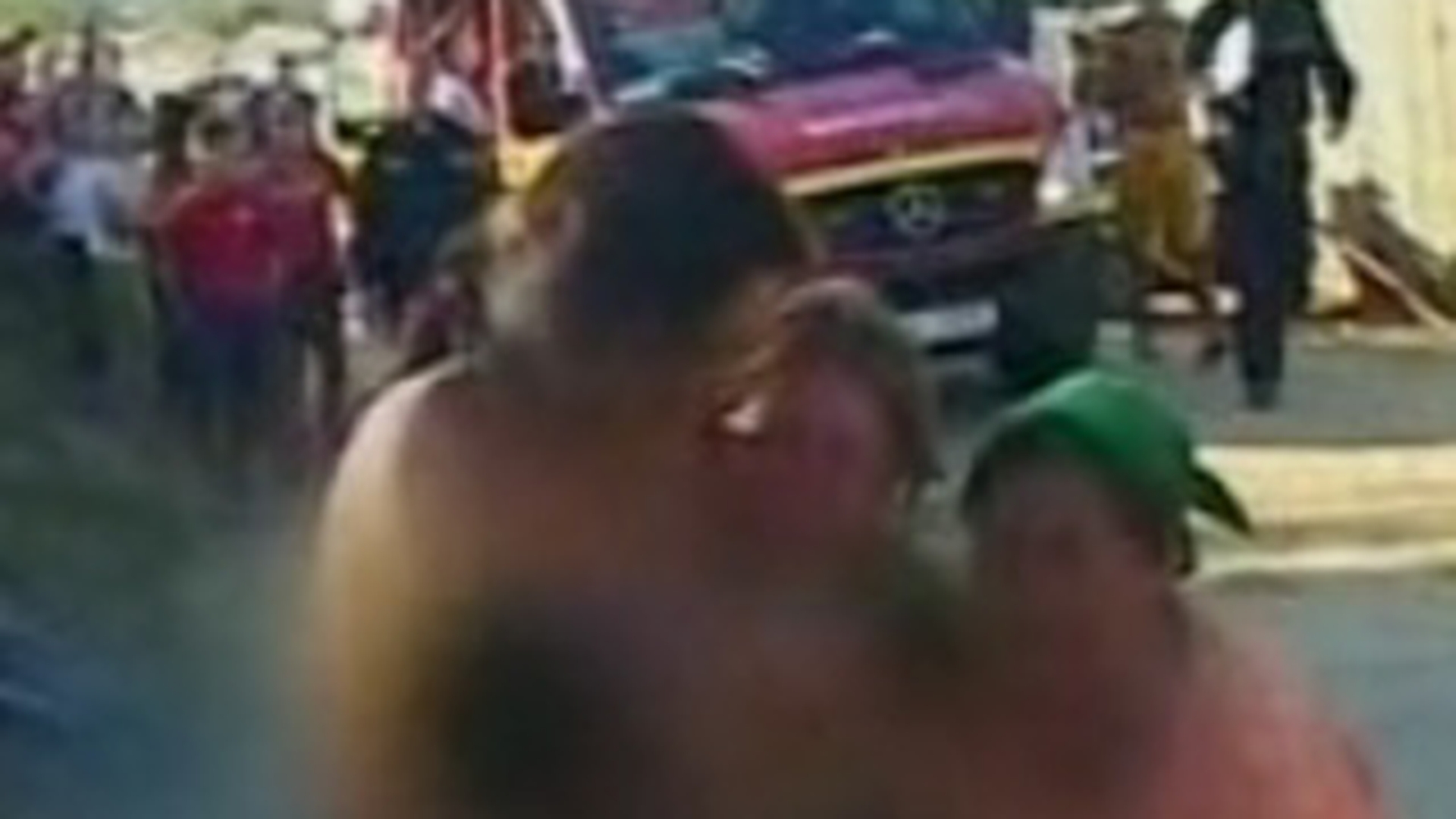 VIDEO Un copil de doi ani a murit calcat de tren, in timp ce alerga dupa mama lui care a traversat calea ferata
