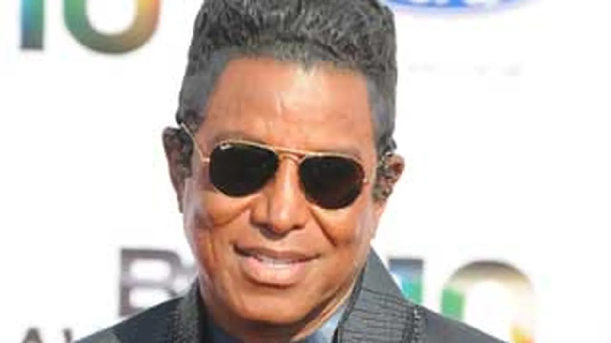 Fratele lui Michael Jackson, Jermaine, nu mai poate dormi cu lumina stinsa de cand a fost vizitat de fantome!