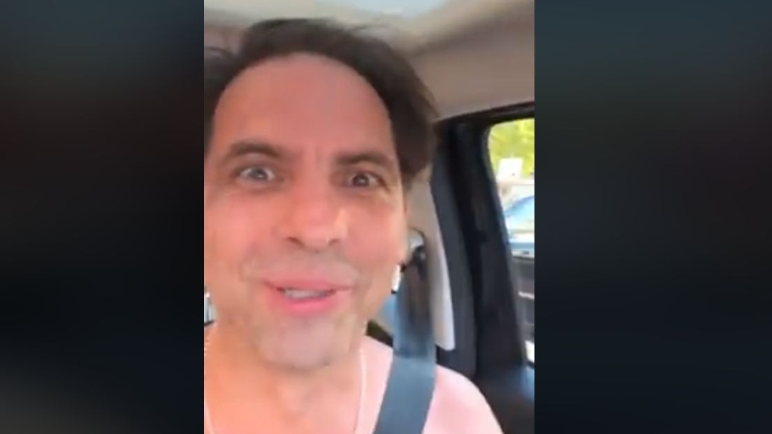 Suporterii francezi „i-au făcut praf” mașina lui Dan Negru, în Paris: „O minge umplută cu aer excită națiuni!”