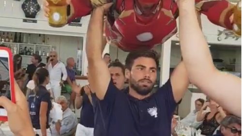 Fiul primarului i-a şocat pe clienţii VIP din celebrul restaurant Bagatelle. Prinţişorul de la Tărtăşeşti şi-a făcut ”fenta” la Saint Tropez cu şampanie IRON MAN, mariachi şi… manele!