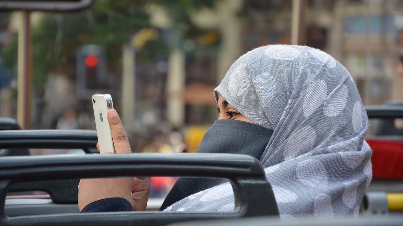„O insultă şi o încălcare a drepturilor femeilor arabe”. Un cuvânt folosit de 6 ori a creat o întreagă revoltă! Despre ce este vorba