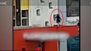 Imagini șocante! O fetiță de 5 ani din Cluj a fost filmată în timp ce dansează pe copertina unei grădinițe, la o înălțime de 3 metri