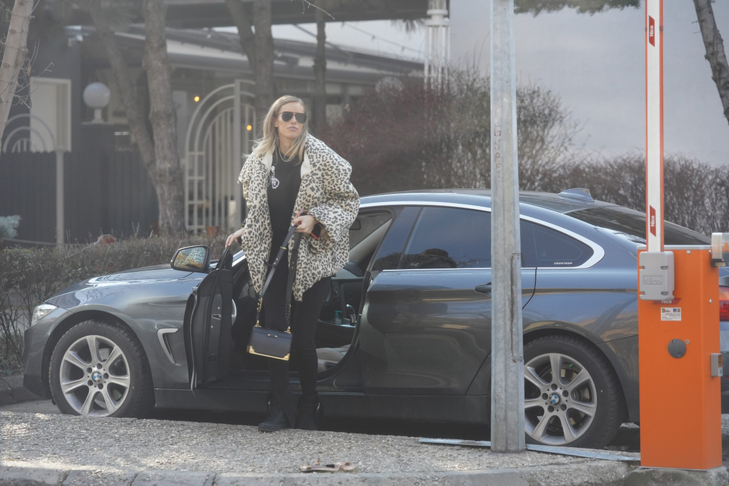 Gabriela Prisăcariu și-a făcut "de lucru" la restaurantul lui Dani Oțil, "The Grill" (Foto: CANCAN.RO)