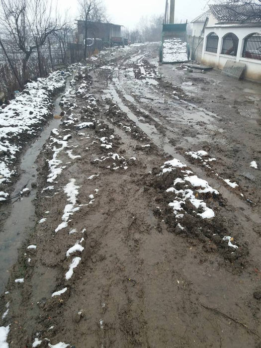 Oamenii plătesc impozite ca la oraş, dar înoată în noroi