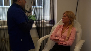 Simona Sensual e nebuna dupa terapia “Dracula”! Se hraneste cu propriul sange!