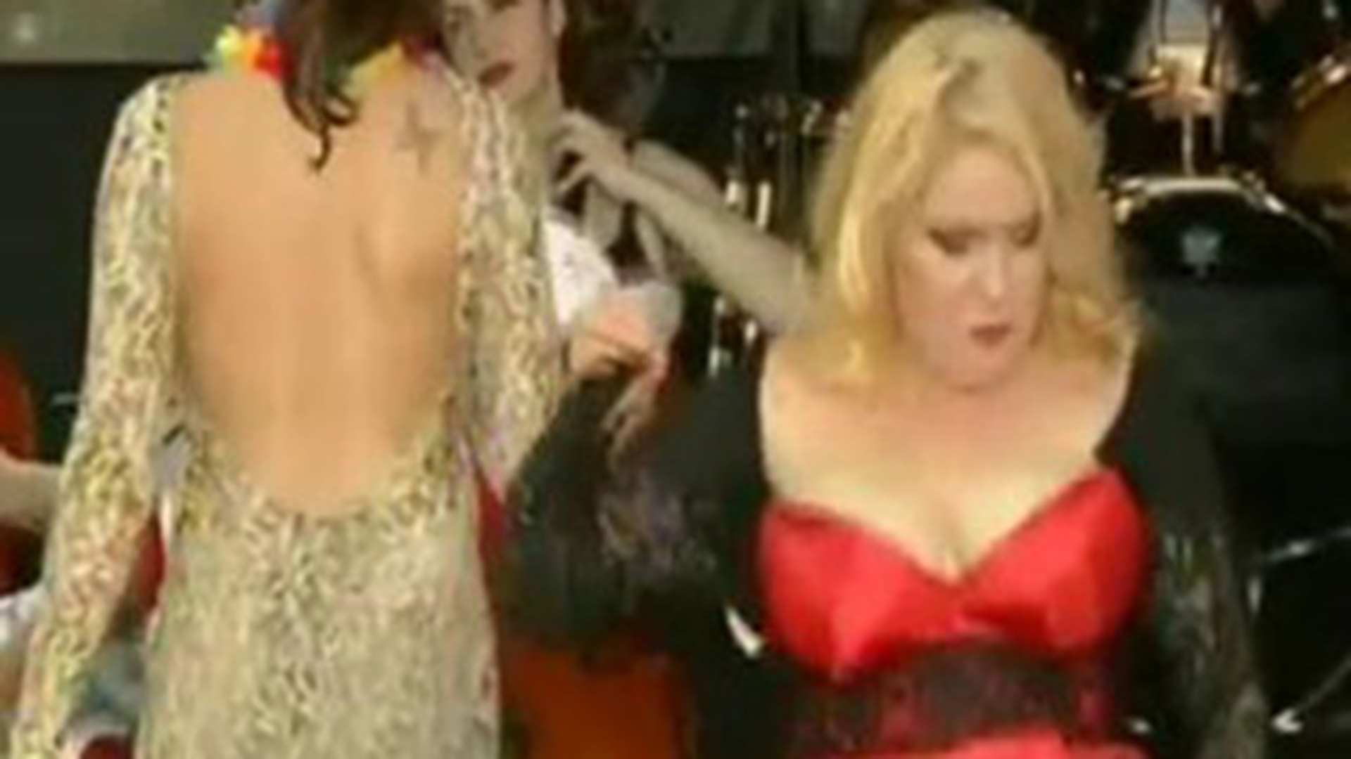 VIDEO Viorica de la Clejani a trait periculos pe scena de la RMA! Vezi cum erau sa-i sara sanii din rochie