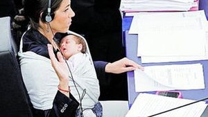 Au votat cu bebelusii dupa ele