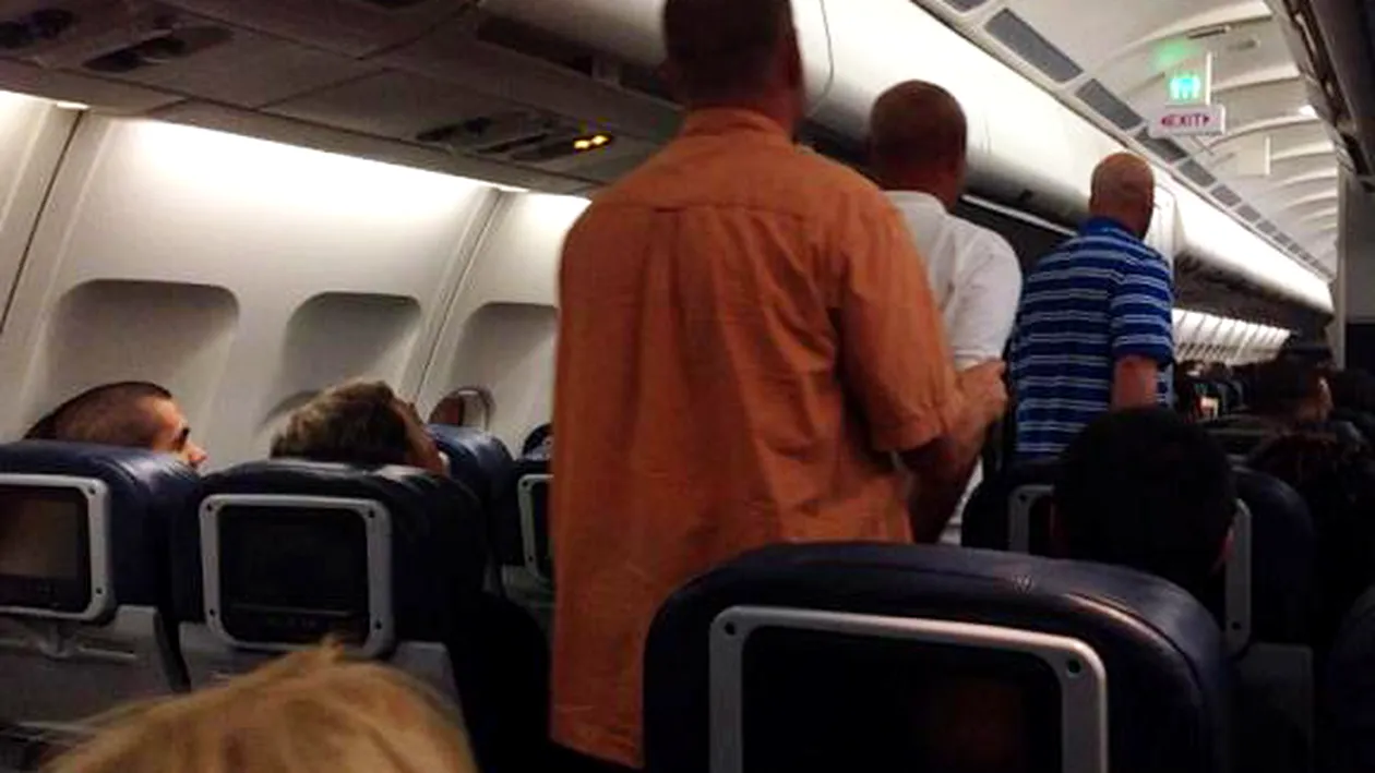 Pasageri panicaţi într-un avion care a aterizat în Timişoara. Trei persoane scoase în cătuşe din aeronavă, după o tentativă de...
