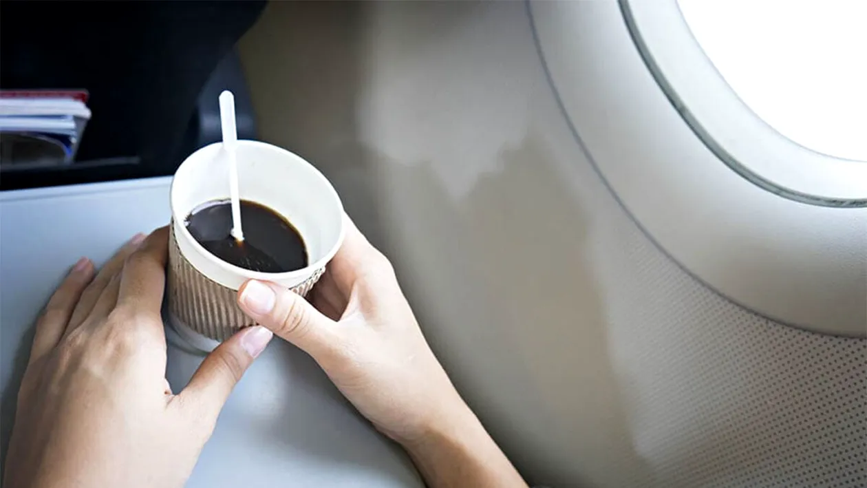 Ce conțin, de fapt, ceaiul și cafeaua din avioane. O fostă stewardesă avertizează: Nu comandați așa ceva!