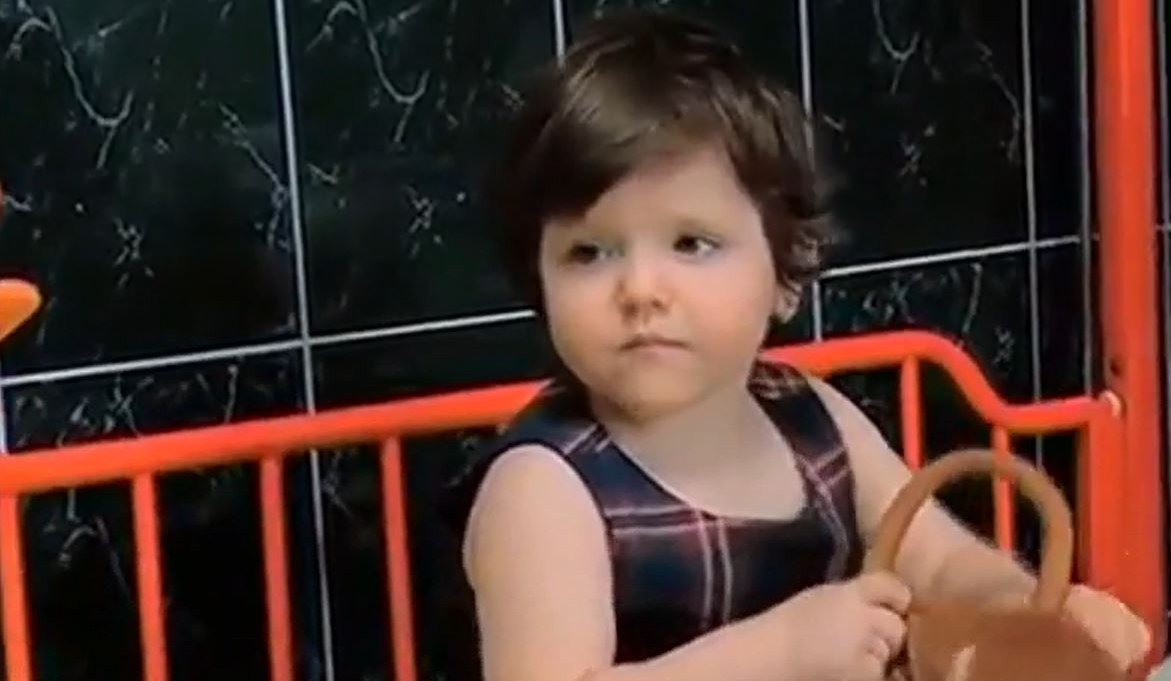 Ce frumoasă este Flori, fetița care a fost hrănită doar cu pufuleți și ceai! Recent, părinții adoptivi i-au arătatpozele când era într-o stare critică: “A început să plângă…”