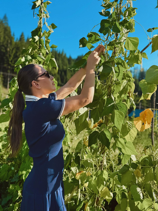 Iustina Loghin, în locul în care a copilărit/ Sursa foto: Instagram