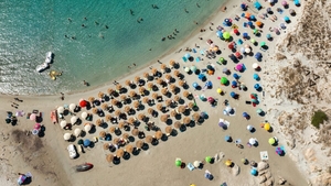 O stațiune din Sardinia a impus o regulă controversată. Care sunt turiștii care nu vor mai putea folosi umbrele pe plajă