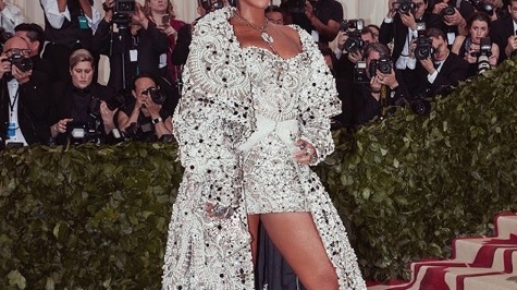Rihanna, îmbrăcată ca femeia-papă pe care Vaticanul nu a avut-o vreodată