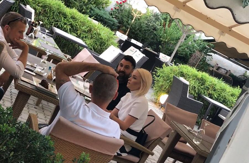 Maria Constantin şi noul ei impresar, Cosmin Man (în dreapta artistei) s-au întâlnit cu alte două persoane
