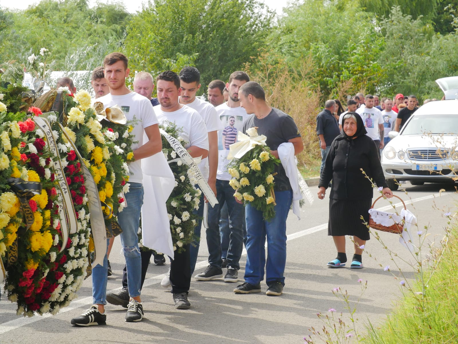 Ce s-a scris pe crucea lui Dany Vicol. Niciun lăutar nu a cântat la înmormântarea lui