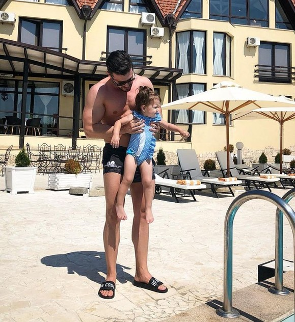 Mesajul lui Victor Slav după vacanța petrecută alături de Bianca Drăgușanu și fiica lor. “Nimeni nu vine să…”