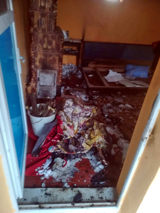 Casa bătrânei care și-a găsit sfârșitul încercând să se încălzească