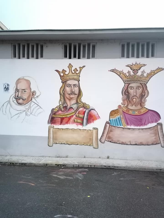 Din picturi nu lipsesc nici figurile istorice