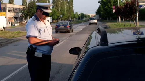 Percheziţii la Brigada Rutieră Bucureşti şi la locuinţele unor poliţişti suspectaţi de luare de mită