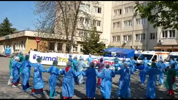 VIDEO| Imagini controversate din Craiova! Personalul medical a dansat pe muzică populară, formând o horă chiar în curtea spitalului