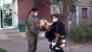 Gest emoționant! Cum au întâmpinat-o militarii din Galați pe asistenta hărțuită de vecini pentru că îngrijește bolnavii de COVID-19 VIDEO
