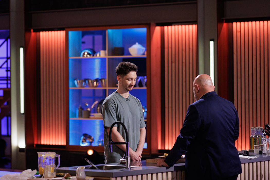 El este Cristian Ușurelul, programatorul care a luat primul şorţ de aur la MasterChef. Foto: Pro TV