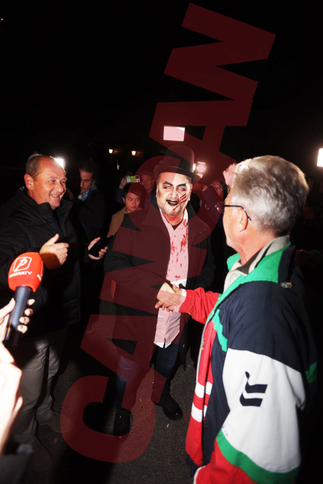 Parada ținutelor inedite! Invitații lui Musk ”fierb”! Începe mega-party-ul la Castelul Bran