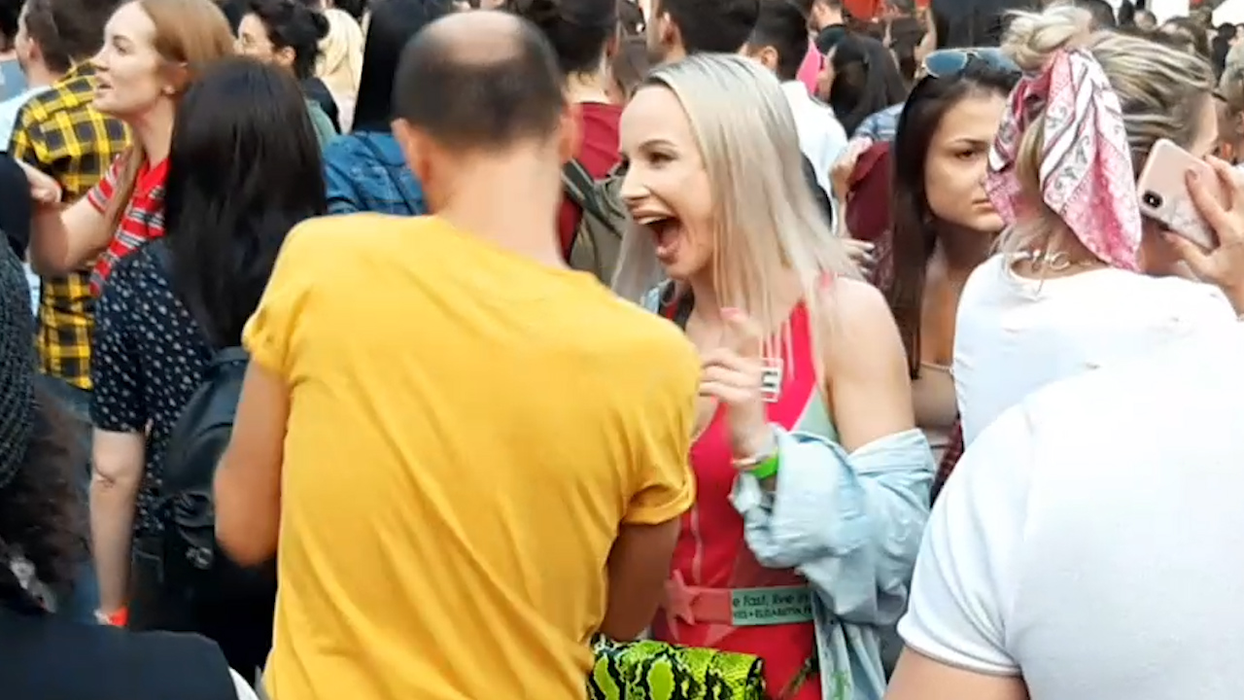 Sandra Izbașa, piruete erotice  la un party ”pe vechi”