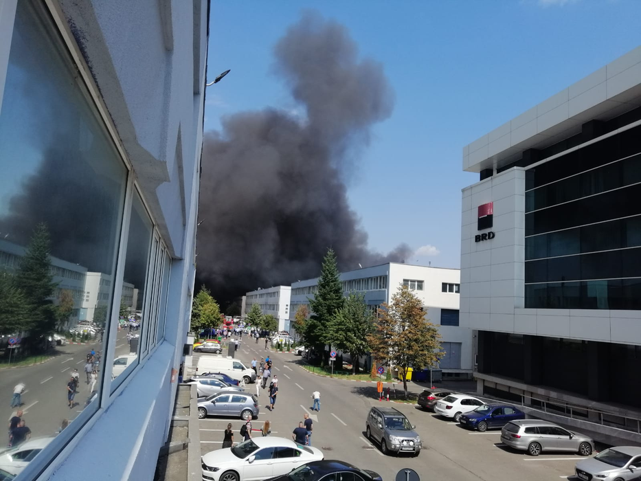 VIDEO. Incendiu puternic pe Strada Biharia din București. „Arde o hală, în întregime”. A fost transmis mesaj prin Ro Alert pentru protecția populației
