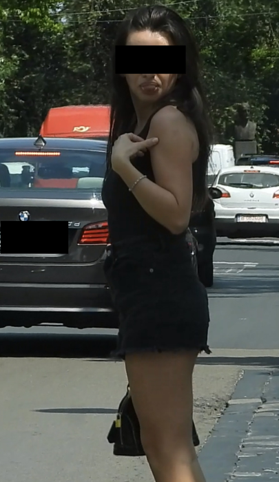 Sexy-brunețica scoate limba la Dan Nicorescu, rămas la terasă (Foto: CANCAN.RO)