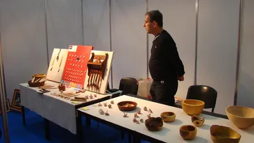 Ea este noua “mama Zina”: o brasoveanca face senzatie in Statele Unite cu mai multe creatii.. din lemn!