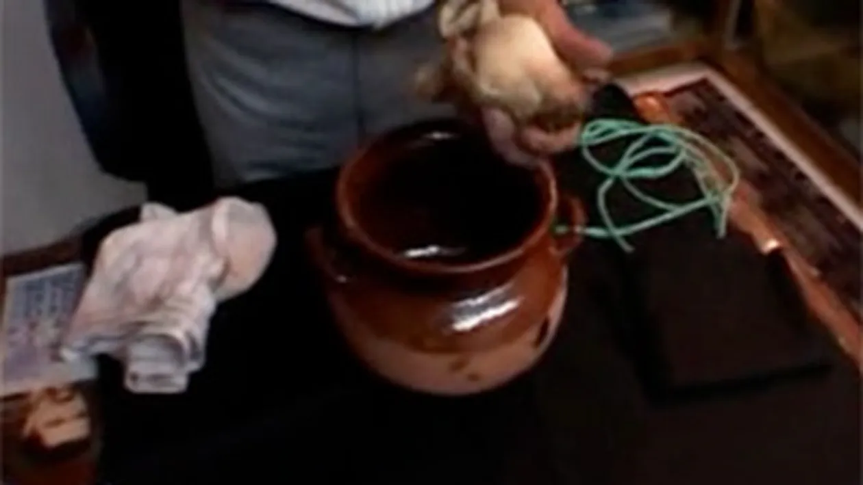 VIDEO De la ele au invatat meserie Melisa si Vanessa! Vezi aici cele mai satanice ritualuri cu care vrajitoarele au speriat-o pe Oana Zavoranu!