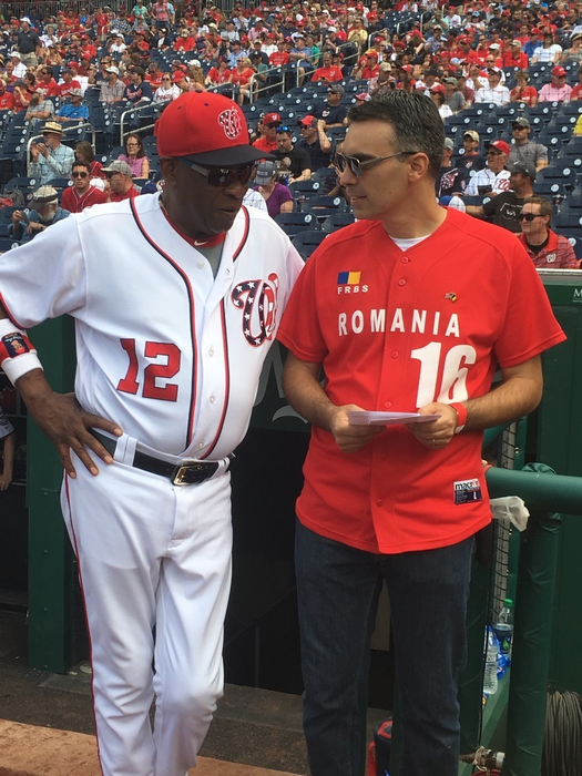 Reprezentantul Ambasadei României alături de Dusty Baker, managerul echipei Washington Nationals