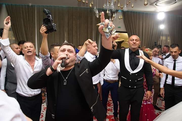 Au fost sute de dedicații la nunta Prințului Romi