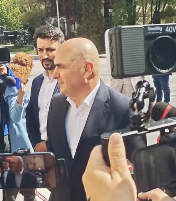 Un alt ofițer SPP a atras toate privirile, după cel din echipa lui Nicușor Dan! Cum arată bărbatul din staff-ul lui Ilie Bolojan, devenit viral pe TikTok