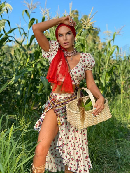 Fotografia care a trezit imaginația bărbaților: Anna Lesko ”devorează” frunctele goală, în pat!