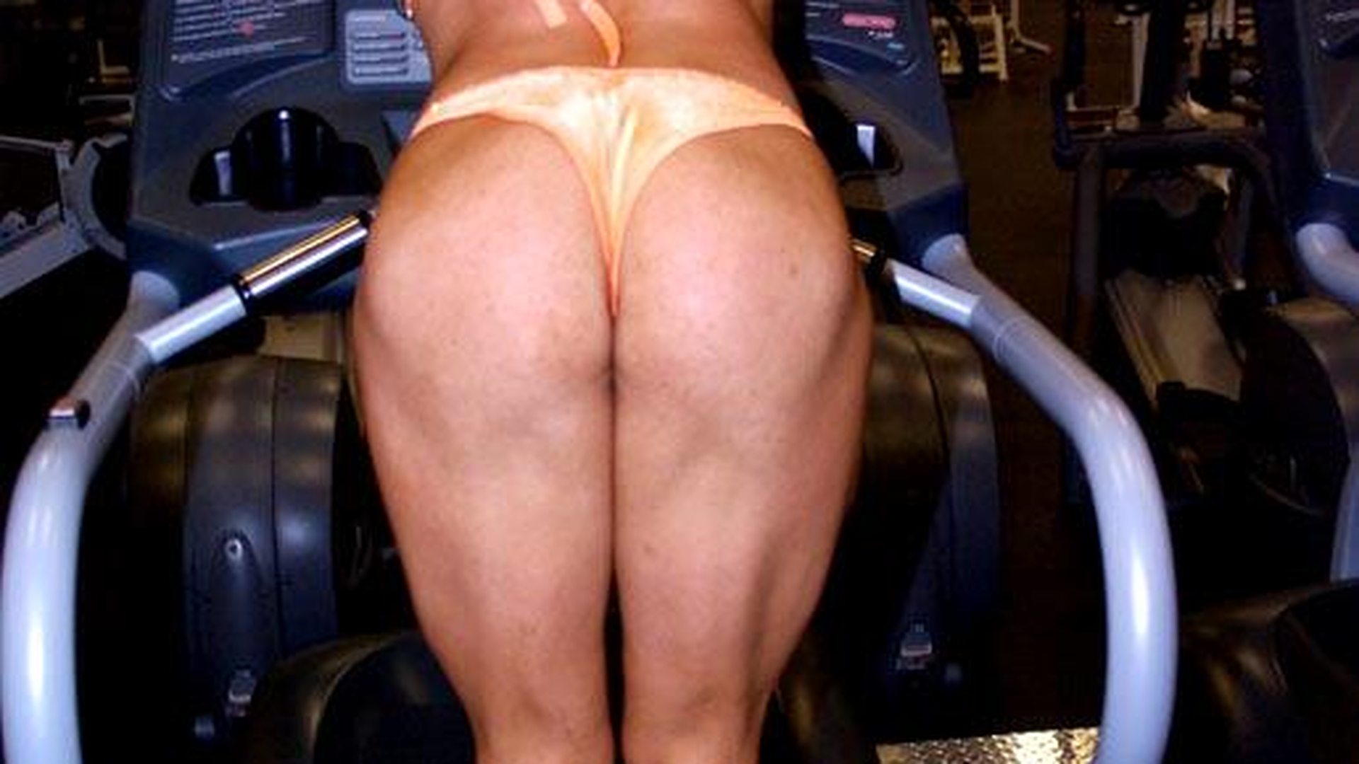 Au apus vremurile cand facea ravagii cu fundul ei! Campioana romanca la fitness a luat proportii dupa ce s-a indopat de sarbatori!