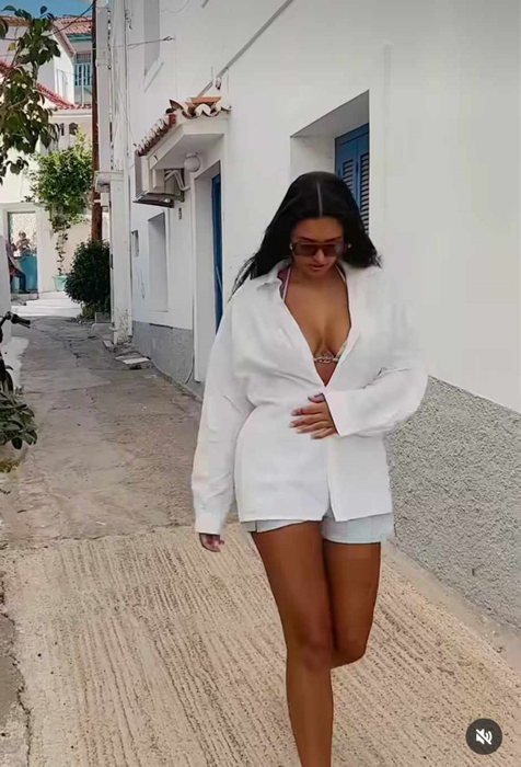 Imagini incendiare din vacanță oferite de Antonia! Artista s-a plâns că e „grăsuță”, dar lipsa hainelor i-a scos la iveală formele de invidiat