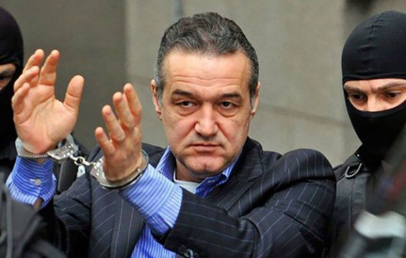 Gigi Becali, încătuşat