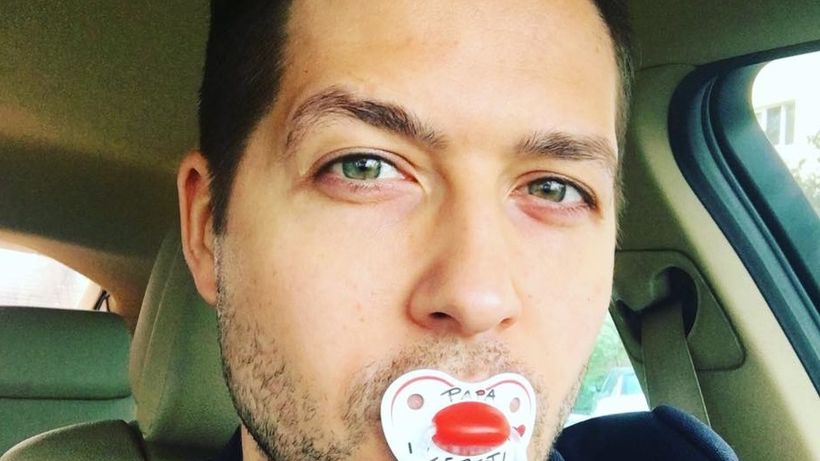 Prima imagine din rezerva de la maternitate unde e internată soţia lui George! Artistul s-a pozat cu bebeluşul