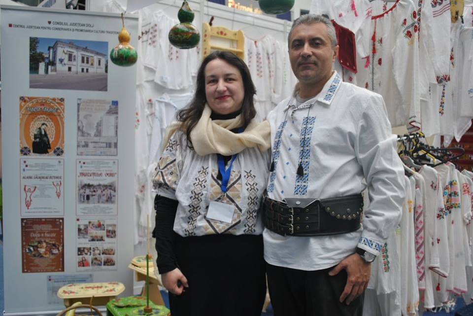 Soții Dîlganu s-au apucat în urmă cu zece ani de realizarea mobilierului tradițional