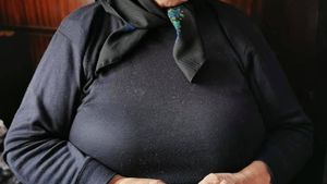 Povestea Lelei Floarea, femeia care le croșetează ciorapi pompierilor din Sângeorz-Băi