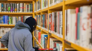 Caracal, din nou pe harta evenimentelor inedite. Librăria din oraș, jefuită. Ce au reușit să fure hoții